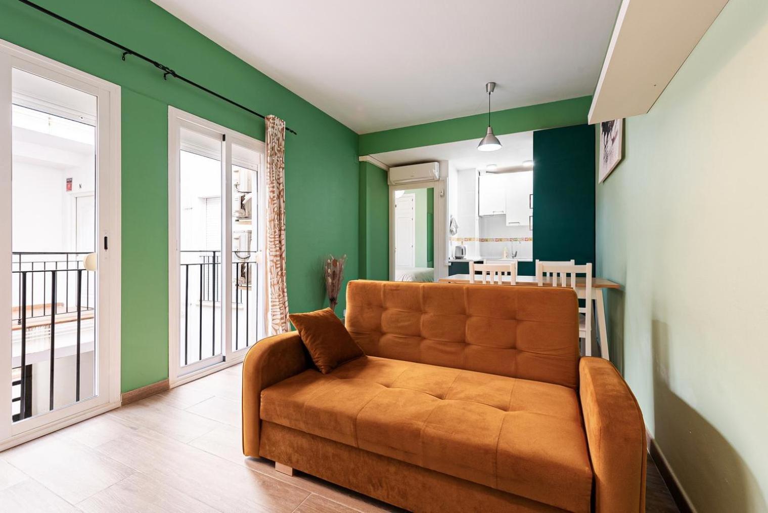 1 Bedroom Flat In Center Apartment *